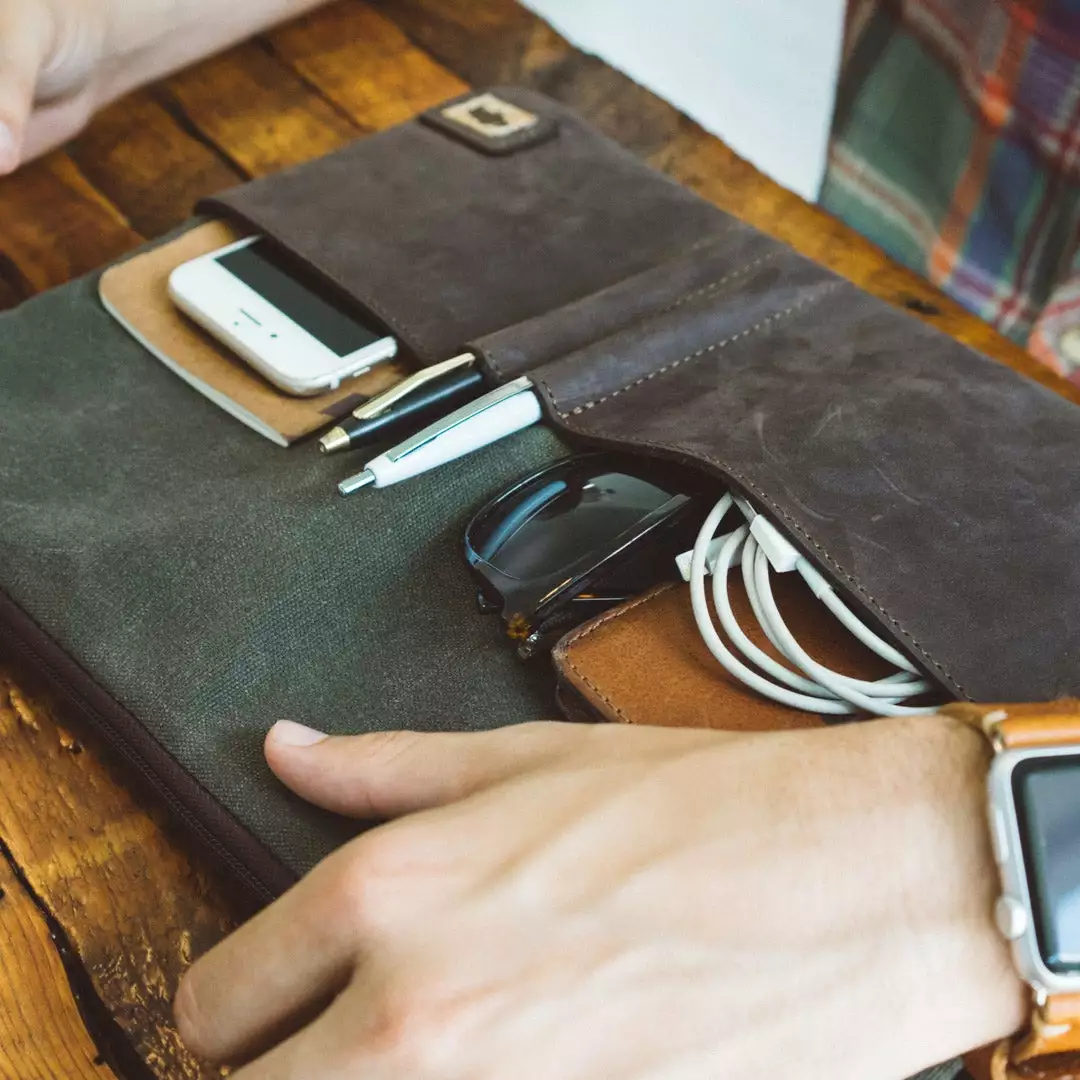 Buffalo Jackson Trading Co. Denver Waxed Canvas 15 Inch Laptop Case | Green W/ Dark Briar Leather 7 Buffalo Jackson Trading Co. Denver Waxed Canvas 15 Inch Laptop Case | Green W/ Dark Briar Leather